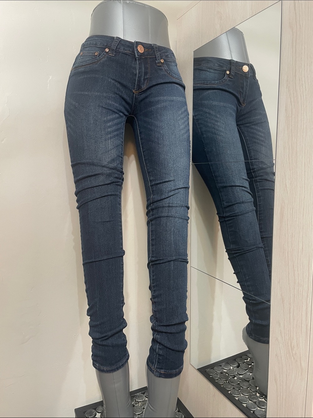 Juniors whisker wash, Dark Blue Skinny Jeans - Classic Stretch Denim